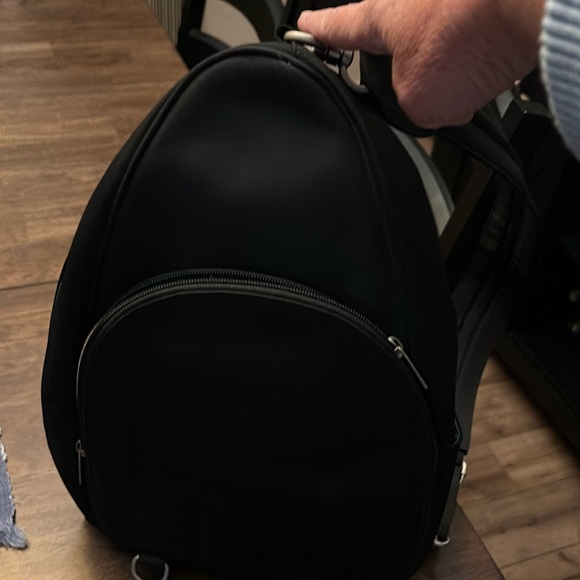 Shoulder bag/converts to a back pack. - Picture 1 of 4